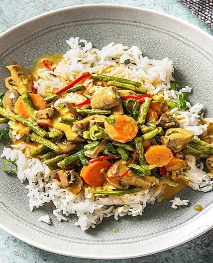 Veganes gelbes Kokoscurry mit Bohnen Champignons und Chili auf Jasminreis