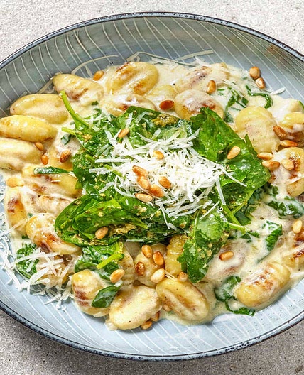 Herzhafte Gnocchi-Pfanne mit mariniertem Babyspinat und Pinienkernen