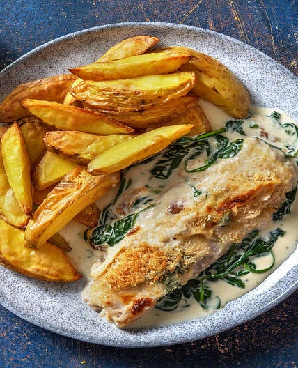 Seehecht in Spinat-Sahne-Soße aus dem Ofen dazu knusprige Kartoffelspalten