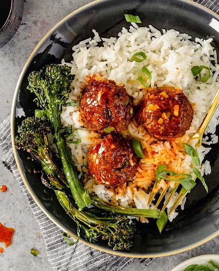 Korean Meatballs with Gochujang Drizzle Sauce
