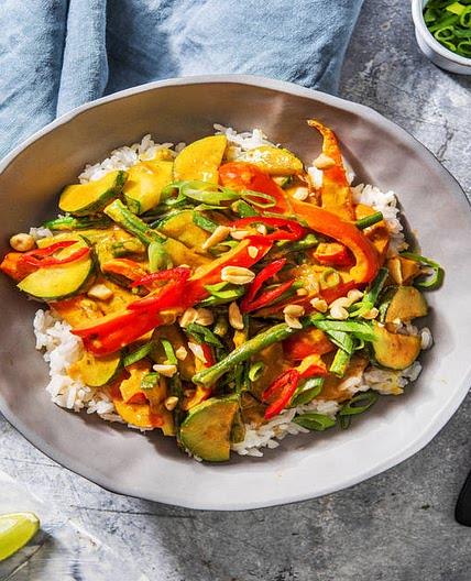 Veganes Erdnusscurry mit Kokosreis Zucchini, Buschbohnen und Paprika