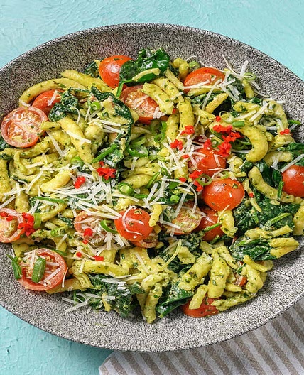Italienische Spätzlepfanne mit cremiger Pestosoße, Babyspinat und Kirschtomaten