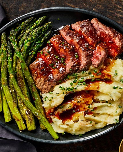 Bavette Steak & Roasted Garlic Pan Sauce with Mashed Potatoes & Asparagus