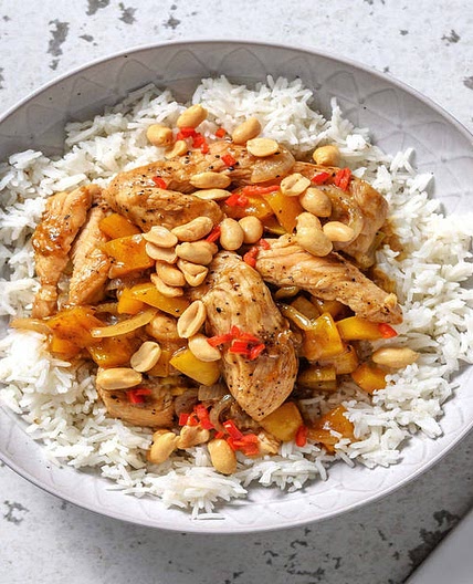 Dinde façon Kung Pao avec du poivron, du riz & des cacahuètes