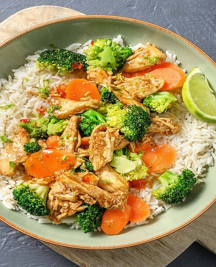 Bowl mit Pulled Chicken Hoisin-Style dazu süßes Chili-Gemüse und Limetten-Reis