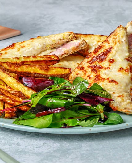 Croque jambon & béchamel-poireau façon bistrot avec des frites croustillantes maison