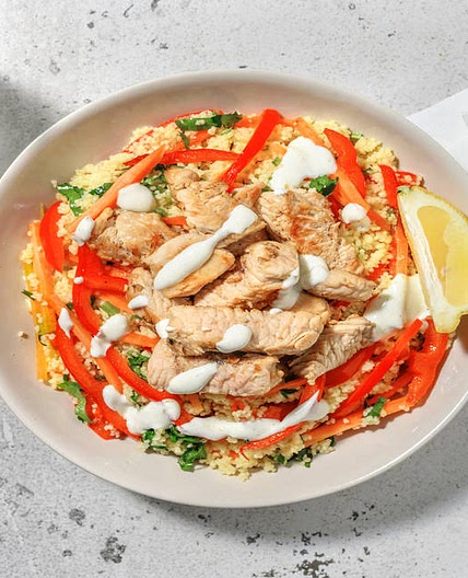 Salade Medina éclair de dinde & semoule avec de la harissa, du labneh & de la menthe