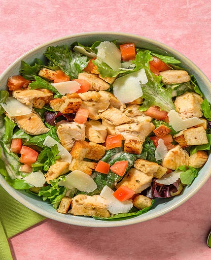 Salade fraîcheur au poulet poêlé & parmesan avec des croûtons à l'ail & une sauce yaourt