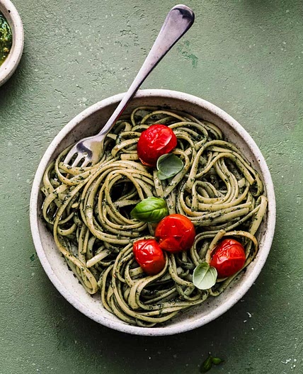 Pasta with cherry tomatoes and pesto