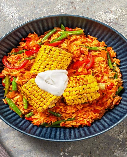 Jambalaya! Pikante Paprika-Reispfanne mit Maiskolben und Joghurtdip