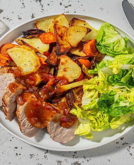 Schweinefilet in Aprikosen-Soße mit Ofen-Gemüse und knackigem Salat
