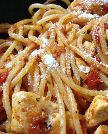 15 Minute Chicken Pasta in a Garlic Tomato Sauce