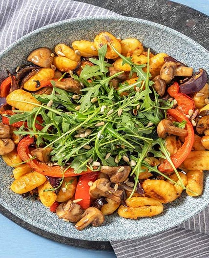 Gnocchipfanne mit Antipasti-Gemüse Balsamico-Pilzen und Rucola