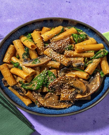 Rigatoni aux épinards, miso & champignons avec des graines de sésame & de la crème