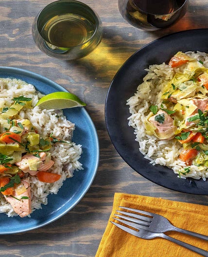 Blanquette de saumon & riz pilaf avec des carottes, du poireau & du persil