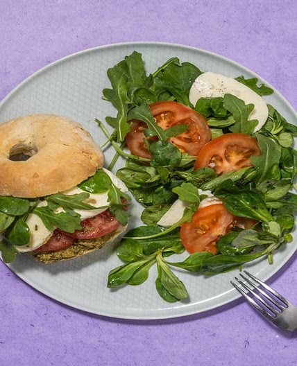 Bagel à l'italienne au pesto & fior di latte avec une salade de crudités & origan