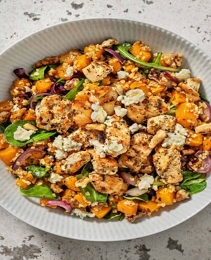 Butternut rôti, poulet & fromage bleu avec du boulgour, des noix & de l'origan