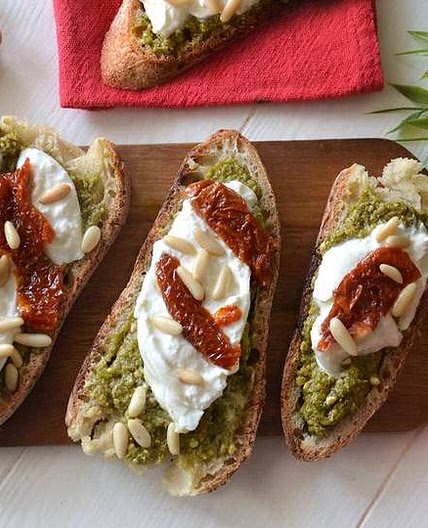 Bruschette al pesto e burrata