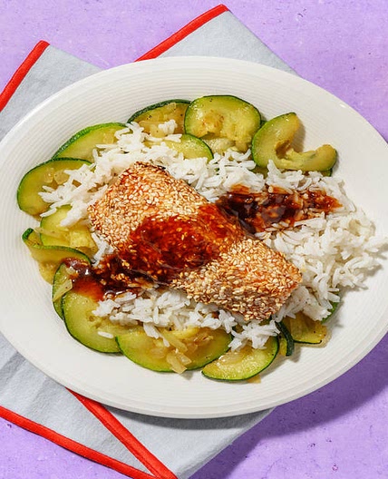 Saumon grillé en croûte de sésame & courgette avec du riz & une sauce asiatique sucrée