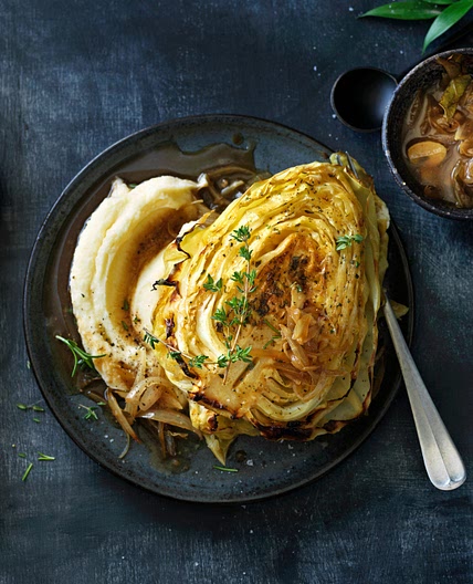 gebraiseerde spitskool in paddenstoelen-wijnbouillon