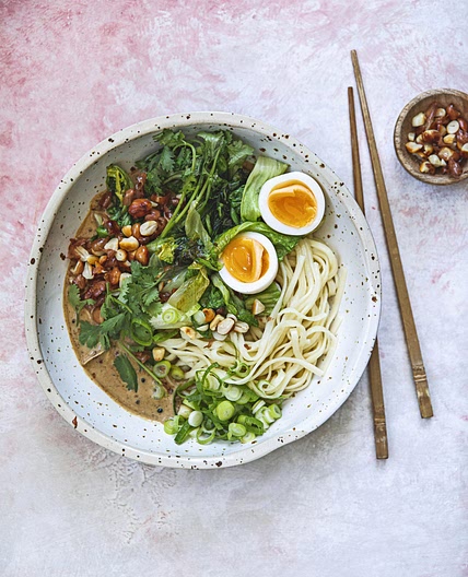 noedels met gewokte andijvie, tahin-sojasaus en pinda’s