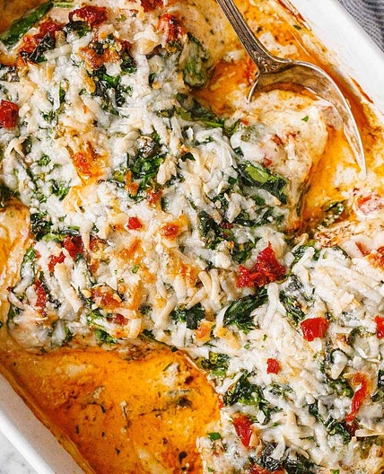 Creamy Chicken Breast Bake with Spinach and Sun-Dried Tomatoes