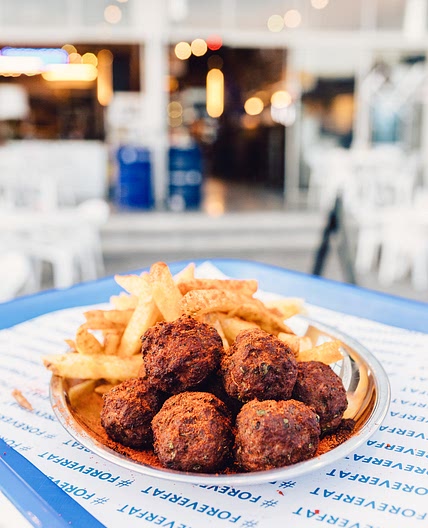 Τα κεφτεδάκια του Βασίλη Καλλίδη τα τρώνε και τα πιο άφαγα πιτσιρίκια