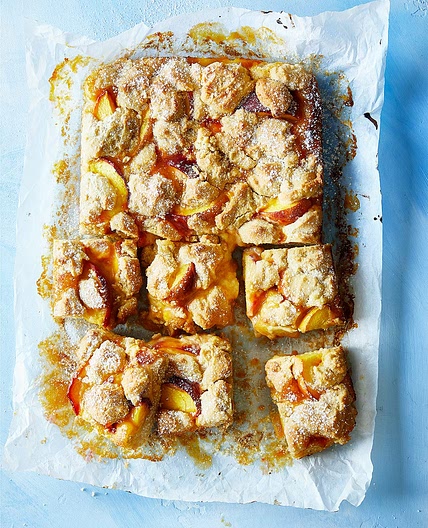 Peach and passion fruit crumble traybake