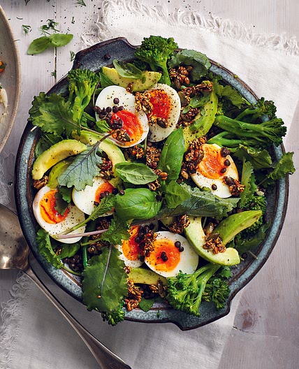 Lentil, broccoli and egg salad with crunchy seeds