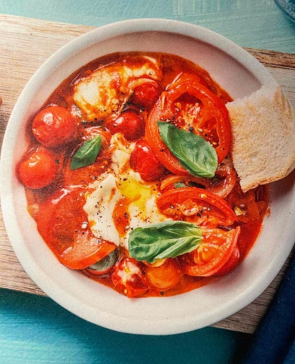 Shakshuka con mozzarella e pane tostato