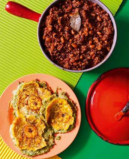 Turkey and black-eyed bean chilli with cheese-stuffed patacones