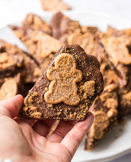 Gingerbread Christmas Crack Date Bark (Easy No-Bake Holiday Treat!)