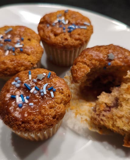 Spekulatius Mini-Muffins mit Orange und Kirschen