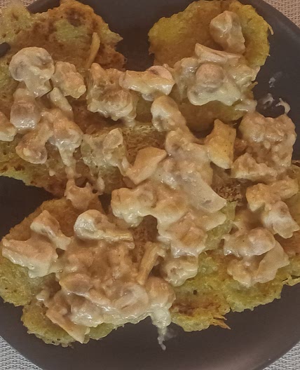 Wegańskie placki ziemniaczane z sosem pieczarkowym