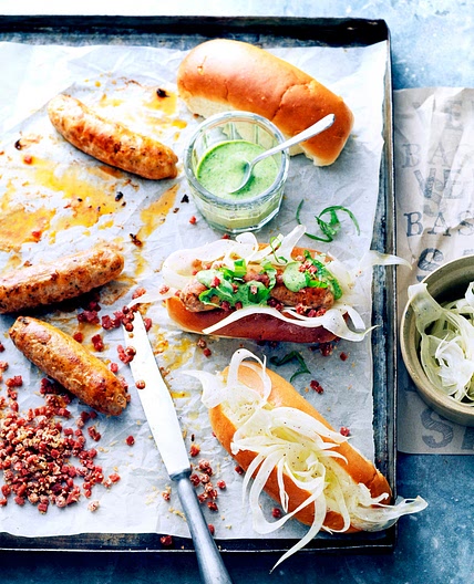 hotdog met venkelsalade, knoflook, basilicum en salamikruim