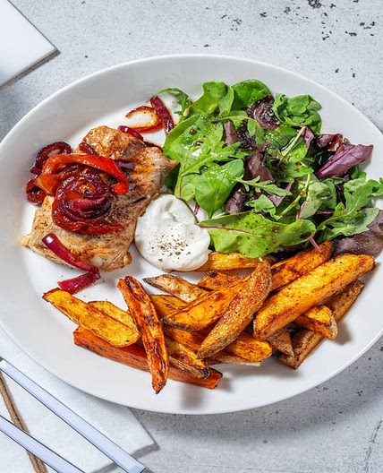 Lieu noir au confit d'oignon & poivrons avec des légumes rôtis & une salade vinaigrée
