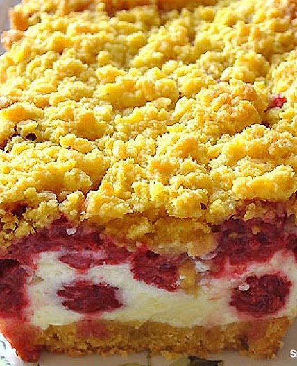 Cake with raspberries, crumble and custard mousse