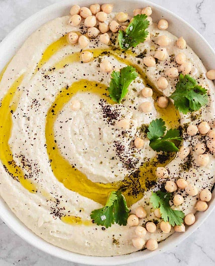 Smooth garlic hummus