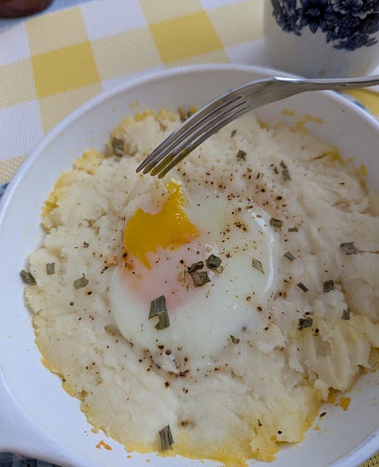Baked egg in mashed potatoes