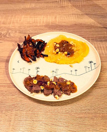 Steak, carottes multicolores rôties et noisettes