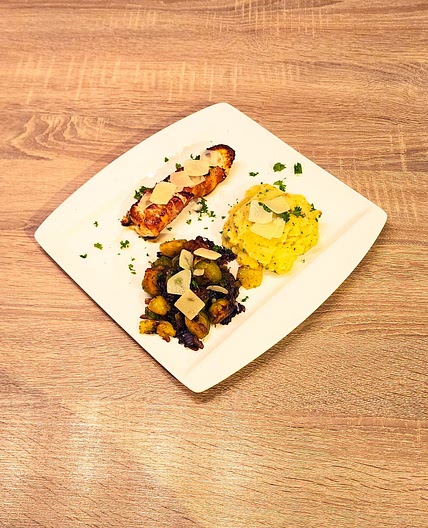 Poulet bardé de lard et choux de Bruxelles rôtis