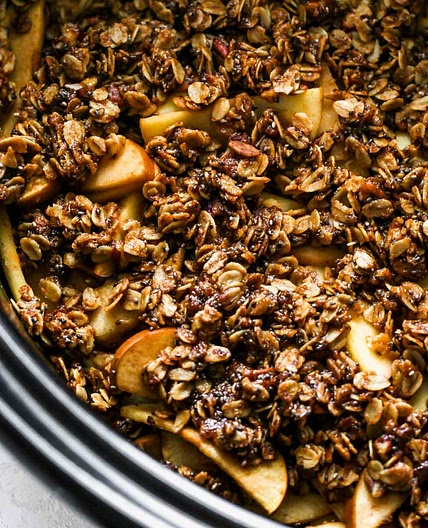 Slow Cooker Gingerbread Apple Pie Crumble