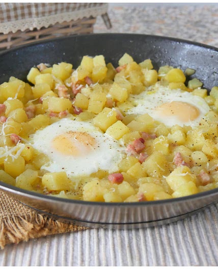 Patate in padella con uova e bacon
