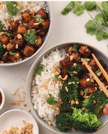 Tofu cacahuètes, riz & brocoli