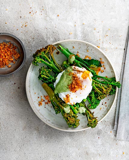 gerookte bimi met gepocheerd ei & harissakruim