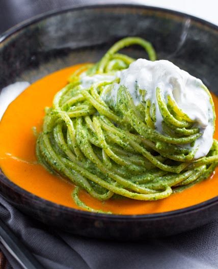 Spaghetti con rucola, peperoni e stracciatella