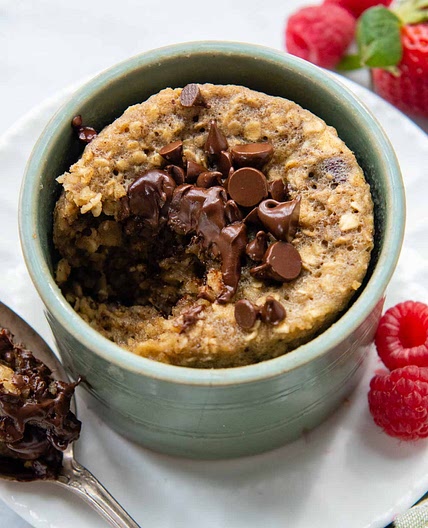 2 Minute Oatmeal Mug Cake (Fluffy, No Flour)