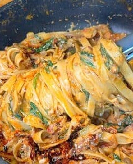 Cremige One-Pot-Pasta mit Pilzen, Spinat & getrockneten Tomaten