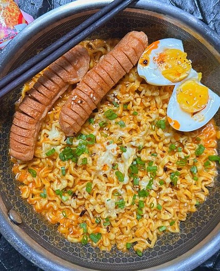 Creamy Spicy Buldak Carbonara (Korean Ramen Noodles)