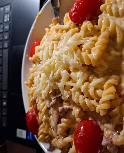 Romige kaassaus bij een instant pasta recept